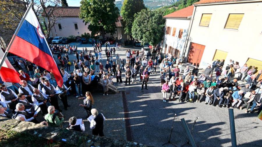 Na občuteni svečanosti v Dolini so odkrili tudi dvojezično ploščo Trga padlih za svobodo (FOTODAMJ@N)