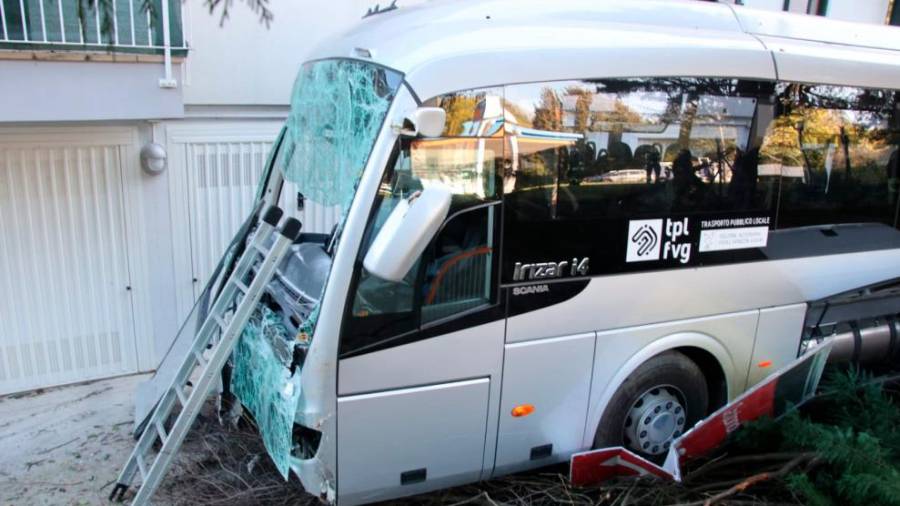 Poškodovani avtobus na dvorišču stanovanjske stavbe (BUMBACA)