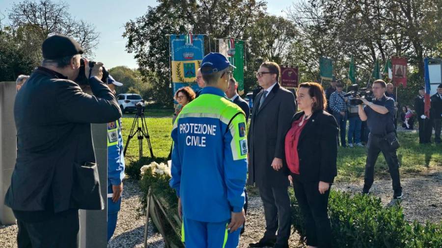 Generalni konzul RS v Trstu Gregor Šuc in državna sekretarka za Slovence v zamejstvu in po svetu Vesna Humar na današnji svečanosti v Gonarsu (USZS RS)