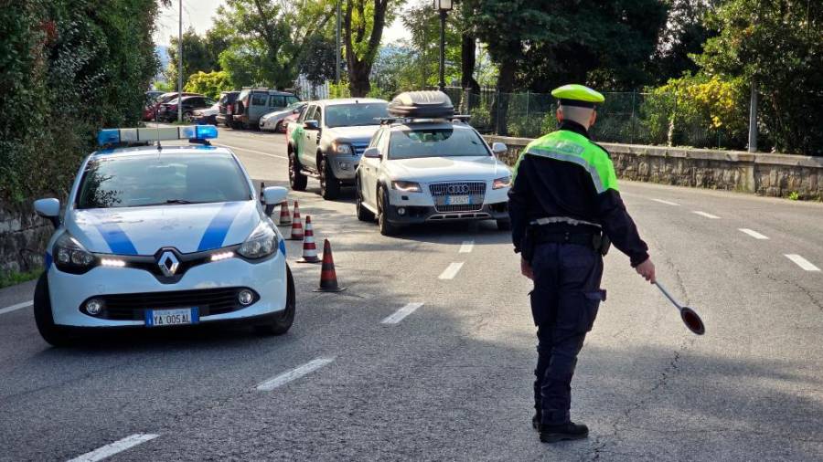 $!Lokalni policisti urejajo promet po obvozu (FOTODAMJ@N)