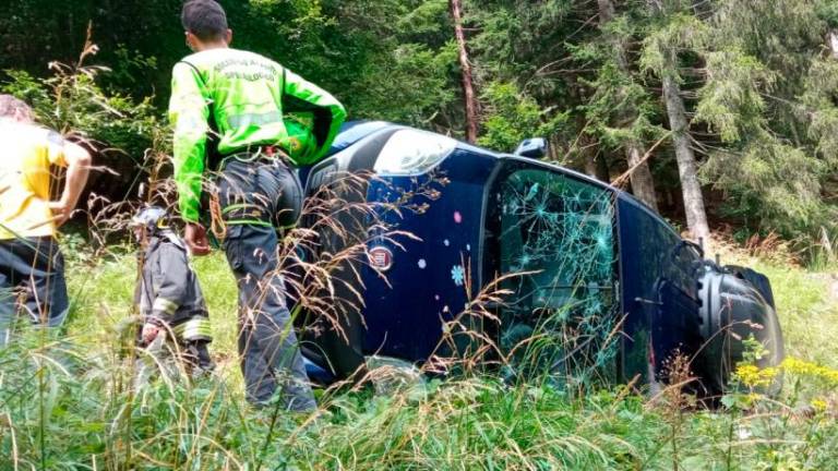 Avtomobil vzvratno zapeljal z gorske ceste in pristal na boku