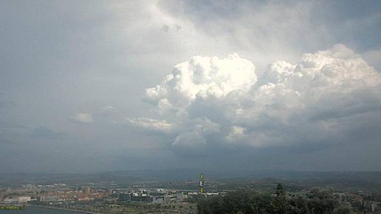 Ob nevihtah ponekod občuten padec temperature in močan veter