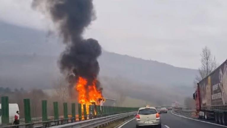 Na Vipavski hitri cesti zagorelo tovorno vozilo